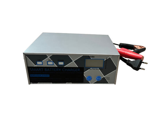 Famille utilisant le chargeur portable avec écran numérique intelligent 12V 24V Smart Battery Maintainer